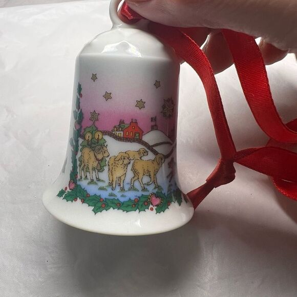 Highlands 2001 Christmas Bell ornament Weihnachts Hutschenreuther Scottish Girl - Picture 1 of 9